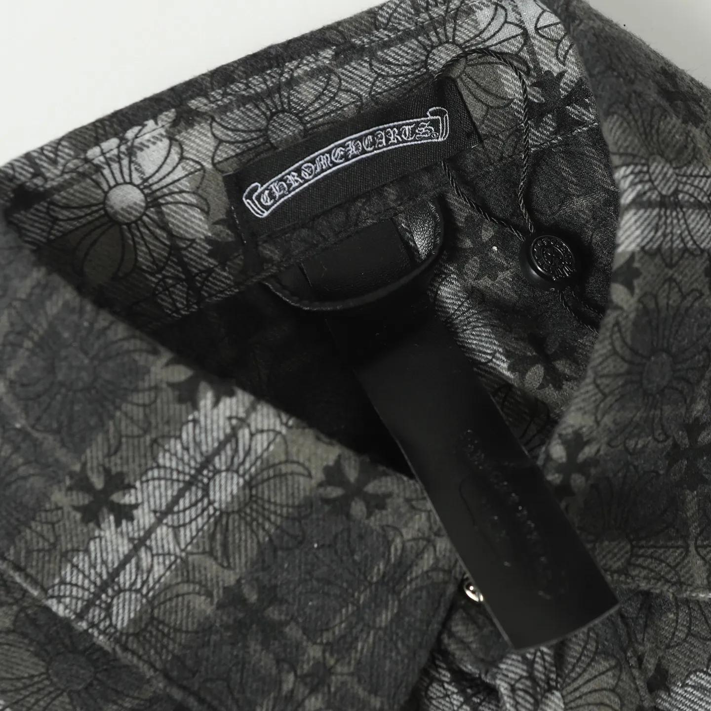 🅿️330 CH Crow Heart Leather Label Metal Checkered Shirt Jacket. Original Crow family's unique identity embellished with silver buckle cross leather stamp, custom-dyed dark pattern brand fabric, high-quality checkered pattern tailoring, cross leather badge splicing on the sleeves, one-sided patch pocket design on the chest, custom-made high-quality lettering hardware accessories, distressed retro silver buckles, three-dimensional version. The upper body is sassy and handsome. Natural high-street style. Needless to say, the upper body effect is natural. It is at the forefront of the trend. Its vibrant design and versatile attributes can surprise you no matter how you match it! Size: S-XL